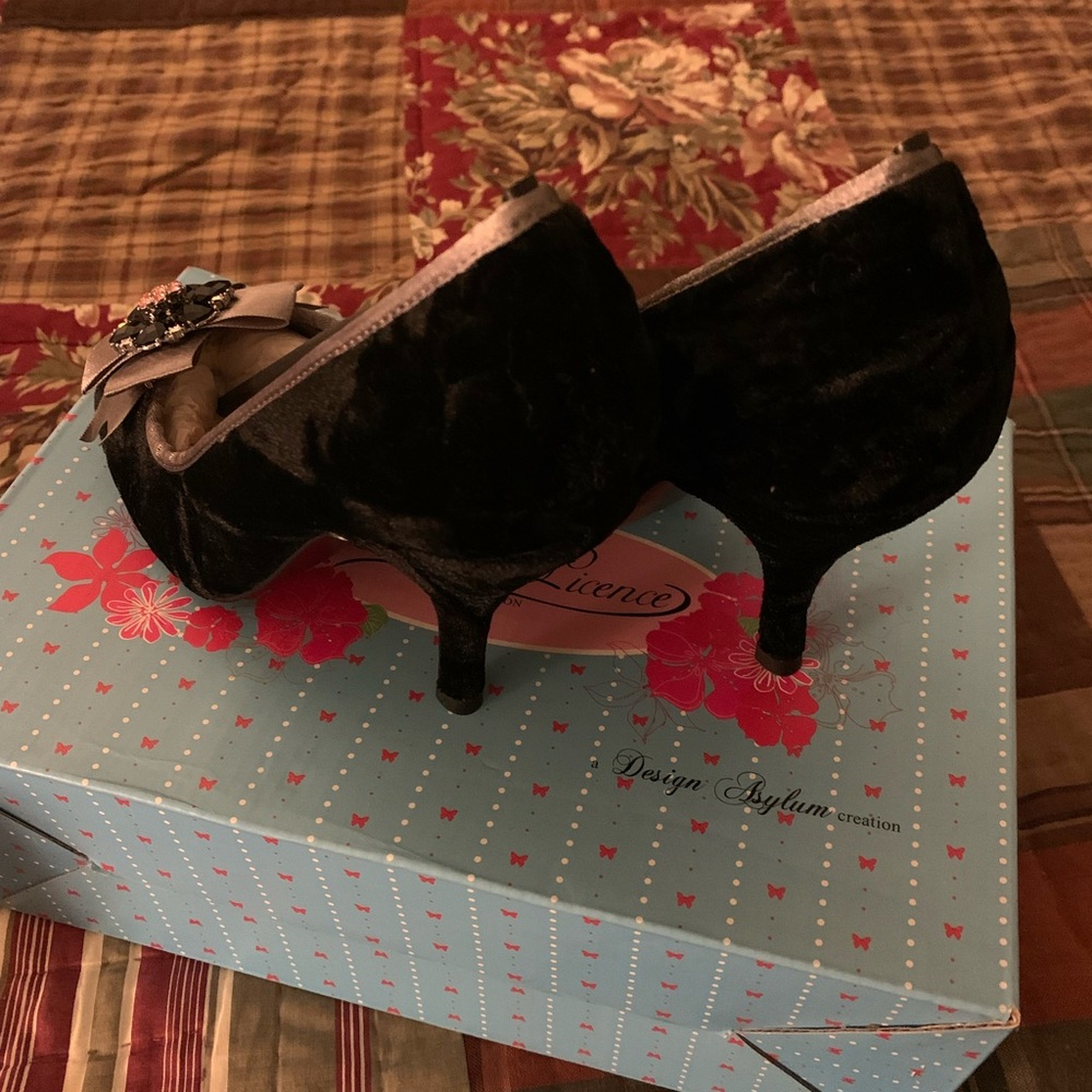Poetic License Dazzling Day 6.5 Black Velvet Heels, Gray Satin Bows & Crystals - Picture 5 of 9